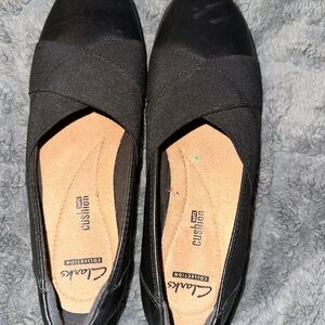 Clarks Women’s Black Slip-On Flats - Cushion Soft loafers